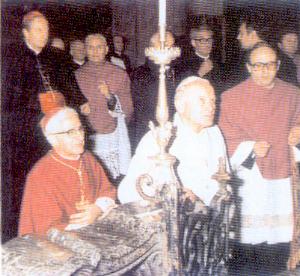 Juan Pablo IIº reza ante el Sepulcro del Santo